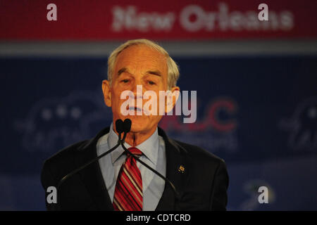 17 juin 2011 - New Orleans, Louisiane, États-Unis - GOP candidate présidentielle, Ron Paul, parle à la foule au cours de la première journée de la Conférence sur le leadership républicain qui se tiendra à l'hôtel Hilton Riverside à la Nouvelle Orléans, Louisiane. (Crédit Image : © Stacy Revere/ZUMAPRESS.com) Southcreek/mondial Banque D'Images