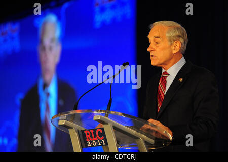 17 juin 2011 - New Orleans, Louisiane, États-Unis - GOP candidate présidentielle, Ron Paul, parle à la foule au cours de la première journée de la Conférence sur le leadership républicain qui se tiendra à l'hôtel Hilton Riverside à la Nouvelle Orléans, Louisiane. (Crédit Image : © Stacy Revere/ZUMAPRESS.com) Southcreek/mondial Banque D'Images