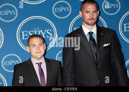 13 juillet 2011 - Los Angeles, Californie, États-Unis - l'Acteur JONAH HILL et Minnesota Timberwolves' KEVIN l'amour dans la salle de presse de l'ESPN 2011 ESPY awards au Nokia Theater dans le centre-ville de Los Angeles. (Crédit Image : &# 169 ; John Schreiber/ZUMAPRESS.com) Banque D'Images