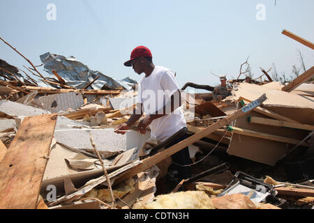 Apr 30, 2011 - Holt, New York, États-Unis - Teandre Wooley revient pour la première fois à son domicile depuis la tempête dévastatrice a frappé le 27 avril 2011. Wooley recherche tout ce qu'il peut sauver. (Crédit Image : &# 169 ; Nicolaus Czarnecki/NIcolaus Czarnecki/ZUMAPRESS.com) Banque D'Images