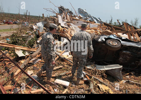 Apr 30, 2011 - Holt, New York, États-Unis - Alabama Gardes Nationales aider les membres de la famille vous pouvez chercher tout ce qu'ils puissent récupérer de ce qui reste de leur maison qui a été détruite dans la tempête dévastatrice sur Avril 27, 2011. (Crédit Image : &# 169 ; Nicolaus Czarnecki/NIcolaus Czarnecki/ZUMAPRESS.com) Banque D'Images