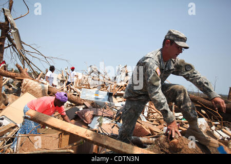 Apr 30, 2011 - Holt, New York, États-Unis - Alabama Gardes Nationales aider les membres de la famille vous pouvez chercher tout ce qu'ils puissent récupérer de ce qui reste de leur maison qui a été détruite dans la tempête dévastatrice sur Avril 27, 2011. (Crédit Image : &# 169 ; Nicolaus Czarnecki/NIcolaus Czarnecki/ZUMAPRESS.com) Banque D'Images