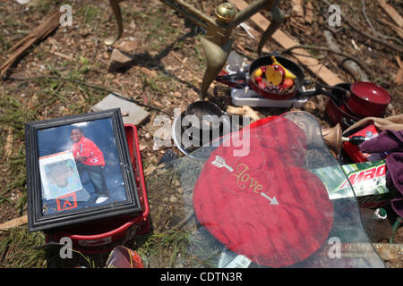 Apr 30, 2011 - Holt, New York, États-Unis - les membres de la famille faire un tas de tout ce qu'ils puissent récupérer de ce qui reste de leur maison qui a été détruite dans la tempête dévastatrice sur Avril 27, 2011. (Crédit Image : &# 169 ; Nicolaus Czarnecki/NIcolaus Czarnecki/ZUMAPRESS.com) Banque D'Images