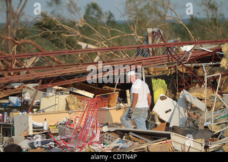 Apr 30, 2011 - Holt, New York, États-Unis - Les résidents Vous pouvez chercher leurs effets personnels dans un tas de débris qui était autrefois leur Holt home qui a été détruit par la forte tempête qui a frappé la région le 27 avril 2011. L'Alabama a été durement touchée par la tempête qui a laissé une trace de dévastation et des centaines de morts dans l'ensemble Banque D'Images