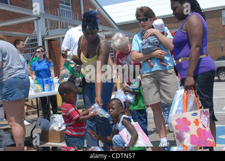 01 mai 2011 - Tuscaloosa, en Alabama, États-Unis- volontaires de Rosedale et Mt. Les Églises Baptistes d'olive et de prier avec les victimes de la tornade de la console dans le touché Rosedale communauté de Tuscaloosa. Ils ont également procédé à un service religieux, servi le déjeuner, et a donné des fournitures nécessaires. Lakeisha Spralling, centre, Banque D'Images