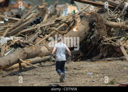 01 mai 2011 - Tuscaloosa, en Alabama, États-Unis - Ayden Abernathy, 5, met ses gants de travail du grand-père d'aider dans le nettoyage de l'entreprise familiale, qui a été détruit par la tornade de la semaine dernière à Tuscaloosa, Alabama. P et P Produire sur Greensboro Avenue était dirigé par James propriétaire Pruitt (non représenté) ha Banque D'Images