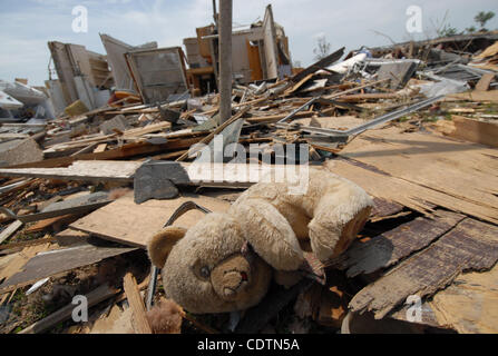 01 mai 2011 - Tuscaloosa, en Alabama, États-Unis - un ours en peluche de l'enfant réside dans les décombres dans le Rosedale communauté, qui une tornade détruit la semaine dernière à Tuscaloosa. (Crédit Image : &# 169 ; Dana Mixer/ZUMApress.com) Banque D'Images