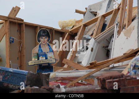 01 mai 2011 - Tuscaloosa, en Alabama, États-Unis - Les résidents ont encore un sens de l'humour, en témoigne cette découpe sur le dessus des décombres de Darrell Dawkins house dans la récolte, (Crédit Image : © Mélangeur/ZUMApress.com) Dana Banque D'Images