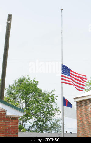 01 mai 2011 - Tuscaloosa, en Alabama, États-Unis d'Amérique - les drapeaux sont en berne dans l'Alabama, le personnel de la semaine dernière après la tornade a dévasté la région. Un drapeau chrétien aussi des vols avec le drapeau américain à l'Église baptiste de Rosedale (crédit Image : © Mélangeur/ZUMApress.com) Dana Banque D'Images