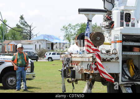 01 mai 2011 - Tuscaloosa, en Alabama, États-Unis - Les résidents et les propriétaires sont battant leurs drapeaux américains en lambeaux après la tornade a dévasté de nombreuses communautés dans l'Alabama et dans le sud. L'entreprise a également affiché le drapeau sur leurs camions comme ils ont réparé les lignes de transport d'électricité à des milliers de res Banque D'Images