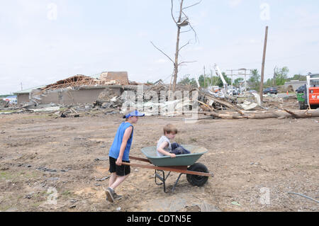 01 mai 2011 - Tuscaloosa, en Alabama, États-Unis - Anthony Abernathy, 8, pousse son jeune frère, Ayden, 5, dans une brouette à l'emplacement de ce qui a été leurs grands-parents, qui a été détruit par la tornade de la semaine dernière à Tuscaloosa, Alabama. P et P Produire sur Greensboro Avenue était dirigé par le contre-propriétaire Banque D'Images