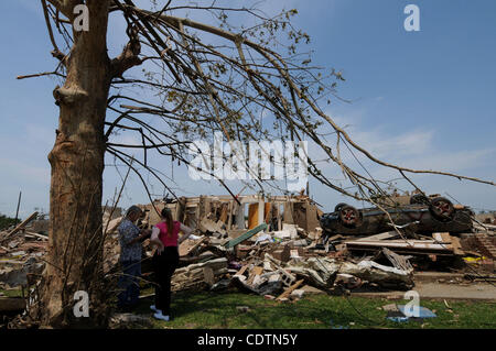 01 mai 2011 - Tuscaloosa, en Alabama, États-Unis - les experts en assurance sont les dégâts pour les résidents de la communauté à Tuscaloosa Rosedale (crédit Image : © Mélangeur/ZUMApress.com) Dana Banque D'Images