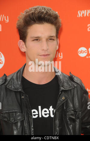 14 juillet 2011 - Los Angeles, Californie, États-Unis - Daren Kagasoff participant à la famille d'ABC et MAGAZINEÃƒâ 17€¢S.''RALLY POUR SUPPRIMER LE THÉÂTRE NUMÉRIQUE'' tenue à l'Americana At Brand à Glendale, Californie le 7/14/11. Crédit Image : 2011(Â© D. Long/Globe Photos/ZUMAPRESS.com) Banque D'Images