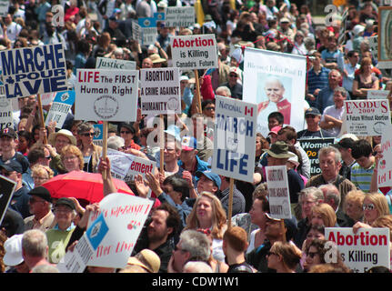 12 mai, 2011 - Ottawa, Ontario, Canada - des manifestants pro-vie se rassembleront sur la Colline du Parlement pour la 14e Marche Nationale pour la vie. Plus de 10 000 personnes estimées pour assister au rassemblement pour protester contre la loi de 1969 que la libéralisation du Canada Loi sur l'avortement. (Crédit Image : © Kamal Sellehuddin/ZUMA Press) Banque D'Images