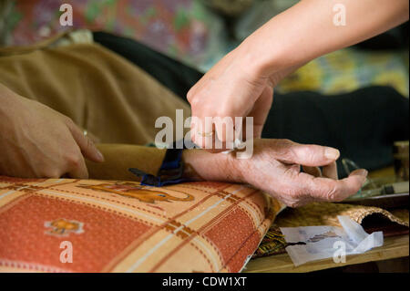 14 mai 2011 - Hanoi, Viet nam - Hanoi, Viet Nam, 14 mai 2011 - Un patient âgé se plaint de la difficulté à respirer reçoit des soins médicaux sur place dans sa maison après une équipe de l'Hanoi Centre d'urgence 115 ont répondu à l'appel téléphonique de la famille. Un organisme d'aide internationale a contribué à former le personnel à t Banque D'Images