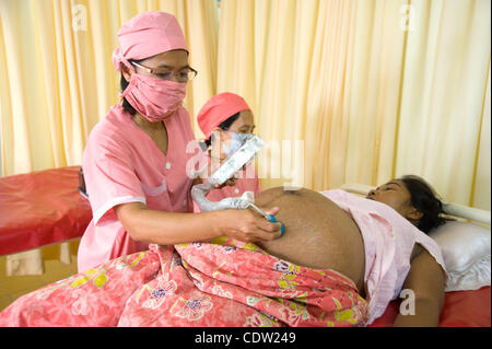 17 mai 2011 - Battambang, Cambodge - Mai 17, 2011, de Battambang, Cambodge - les sages-femmes à l'Hôpital régional de Battambang au Cambodge effectuer une échographie de la femme enceinte de jumeaux. Avec le soutien des Centres for Disease Control (CDC), les femmes enceintes au Cambodge sont testés pour le VIH une Banque D'Images