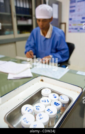 17 mai 2011 - Battambang, Cambodge - Mai 17, 2011, de Battambang, Cambodge - Des techniciens au laboratoire de la tuberculose de l'Hôpital régional de Battambang terminé l'étape 1 du processus de dépistage de la tuberculose par l'enregistrement d'échantillons d'expectoration livrés au laboratoire à partir de patients à l'hôpital ou ceux d'autres B Banque D'Images