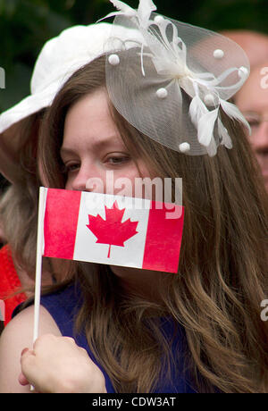 Jun 30, 2011 - Ottawa, Ontario, Canada - Une fille portant un chapeau tenant un drapeau canadien en attendant que le Prince William, duc de Cambridge, et Catherine, la duchesse de Cambridge à Rideau Hall, à Ottawa. (Crédit Image : &# 169/ZUMAPRESS.com) Sellehuddin ; Kamal Banque D'Images