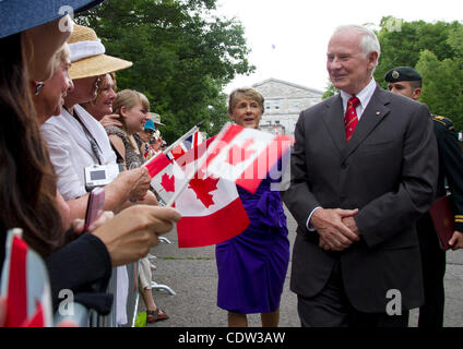 Jun 30, 2011 - Ottawa, Ontario, Canada - Le gouverneur général, DAVID JOHNSTON et épouse, Sharon parlant à la foule en attendant que le Prince William, duc de Cambridge, et Catherine, la duchesse de Cambridge à Rideau Hall, à Ottawa. (Crédit Image : &# 169/ZUMAPRESS.com) Sellehuddin ; Kamal Banque D'Images