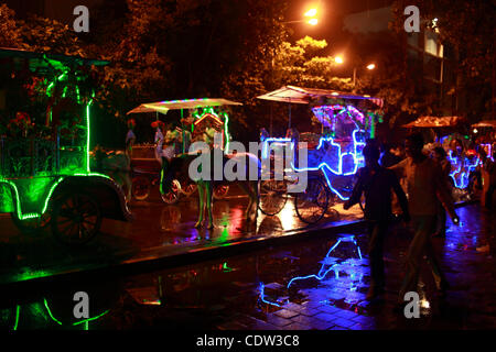 Des voitures à chevaux attendre pour les touristes sur un jour de pluie près de l'hôtel Taj Mahal Mumbai Le Taj hôtel a été la cible d'attaques terroristes 2009 Banque D'Images