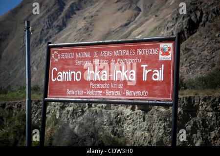 Juillet 10, 2011 - Machu Picchu, Cusco, Pérou - Un panneau affichant le chemin de l'Inka Trail qui mène au Machu Picchu. Les touristes adorent l'énigmatique citadelle Inca de Machu Picchu au Pérou en haut des Andes. Les Incas Machu Picchu construit au sommet d'un pic andin 7 970 pieds (2 430 mètres) de haut. Le Pérou a célébré le 100e un Banque D'Images