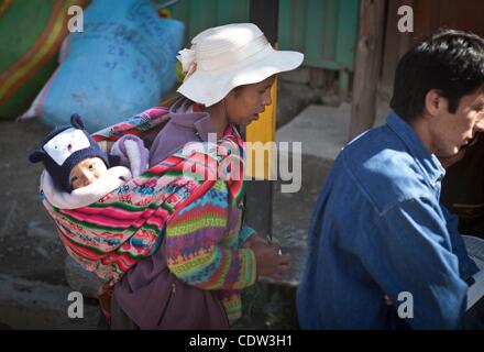 Juillet 10, 2011 - Machu Picchu, Cusco, Pérou - Les touristes adorent l'énigmatique citadelle Inca de Machu Picchu au Pérou en haut des Andes. Les Incas Machu Picchu construit au sommet d'un pic andin 7 970 pieds (2 430 mètres) de haut. Le Pérou a célébré le 100e anniversaire de la redécouverte de la ''Cité perdue des Incas''. (Cred Banque D'Images