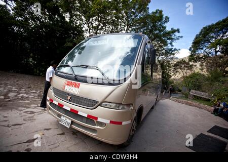 Juillet 10, 2011 - Machu Picchu, Cusco, Pérou - ont deux options pour atteindre le sommet du Machu Picchu. À pied ou en bus qui prend une petite route en zigzag vers le haut.Les touristes adorent l'énigmatique citadelle Inca de Machu Picchu au Pérou en haut des Andes. Les Incas Machu Picchu construit au sommet d'un pe andine Banque D'Images