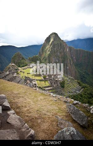 Juillet 10, 2011 - Machu Picchu, Cusco, Pérou - Les touristes adorent l'énigmatique citadelle Inca de Machu Picchu au Pérou en haut des Andes. Les Incas Machu Picchu construit au sommet d'un pic andin 7 970 pieds (2 430 mètres) de haut. Le Pérou a célébré le 100e anniversaire de la redécouverte de la ''Cité perdue des Incas''. (Cred Banque D'Images