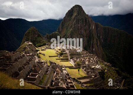 Juillet 10, 2011 - Machu Picchu, Cusco, Pérou - Les touristes adorent l'énigmatique citadelle Inca de Machu Picchu au Pérou en haut des Andes. Les Incas Machu Picchu construit au sommet d'un pic andin 7 970 pieds (2 430 mètres) de haut. Le Pérou a célébré le 100e anniversaire de la redécouverte de la ''Cité perdue des Incas''. (Cred Banque D'Images