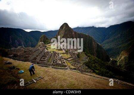 Juillet 10, 2011 - Machu Picchu, Cusco, Pérou - Les touristes adorent l'énigmatique citadelle Inca de Machu Picchu au Pérou en haut des Andes. Les Incas Machu Picchu construit au sommet d'un pic andin 7 970 pieds (2 430 mètres) de haut. Le Pérou a célébré le 100e anniversaire de la redécouverte de la ''Cité perdue des Incas''. (Cred Banque D'Images