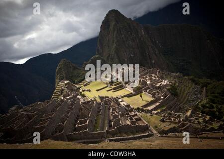 Juillet 10, 2011 - Machu Picchu, Cusco, Pérou - Les touristes adorent l'énigmatique citadelle Inca de Machu Picchu au Pérou en haut des Andes. Les Incas Machu Picchu construit au sommet d'un pic andin 7 970 pieds (2 430 mètres) de haut. Le Pérou a célébré le 100e anniversaire de la redécouverte de la ''Cité perdue des Incas''. (Cred Banque D'Images