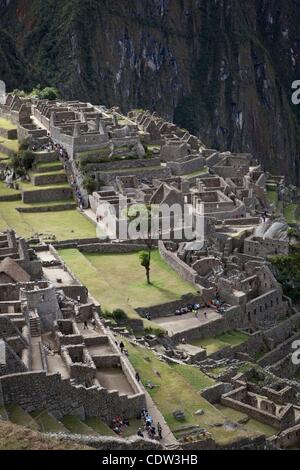 Juillet 10, 2011 - Machu Picchu, Cusco, Pérou - Les touristes adorent l'énigmatique citadelle Inca de Machu Picchu au Pérou en haut des Andes. Les Incas Machu Picchu construit au sommet d'un pic andin 7 970 pieds (2 430 mètres) de haut. Le Pérou a célébré le 100e anniversaire de la redécouverte de la ''Cité perdue des Incas''. (Cred Banque D'Images