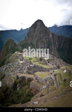 Juillet 10, 2011 - Machu Picchu, Cusco, Pérou - Les touristes adorent l'énigmatique citadelle Inca de Machu Picchu au Pérou en haut des Andes. Les Incas Machu Picchu construit au sommet d'un pic andin 7 970 pieds (2 430 mètres) de haut. Le Pérou a célébré le 100e anniversaire de la redécouverte de la ''Cité perdue des Incas''. (Cred Banque D'Images