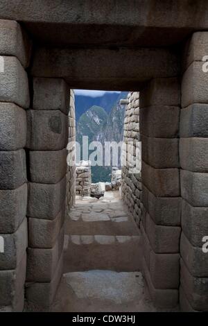 Juillet 10, 2011 - Machu Picchu, Cusco, Pérou - Les touristes adorent l'énigmatique citadelle Inca de Machu Picchu au Pérou en haut des Andes. Les Incas Machu Picchu construit au sommet d'un pic andin 7 970 pieds (2 430 mètres) de haut. Le Pérou a célébré le 100e anniversaire de la redécouverte de la ''Cité perdue des Incas''. (Cred Banque D'Images