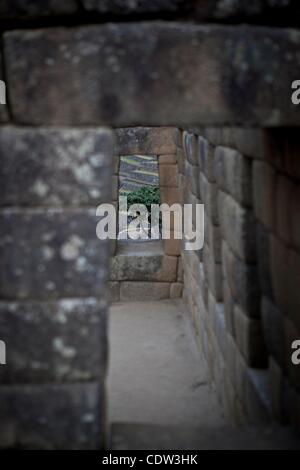 Juillet 10, 2011 - Machu Picchu, Cusco, Pérou - Les touristes adorent l'énigmatique citadelle Inca de Machu Picchu au Pérou en haut des Andes. Les Incas Machu Picchu construit au sommet d'un pic andin 7 970 pieds (2 430 mètres) de haut. Le Pérou a célébré le 100e anniversaire de la redécouverte de la ''Cité perdue des Incas''. (Cred Banque D'Images