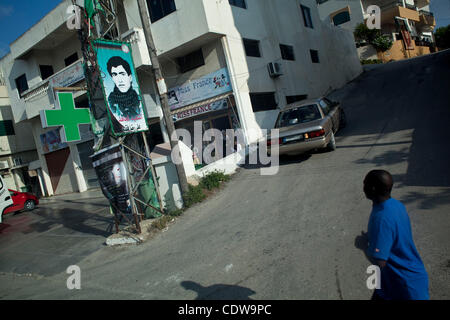 Jun 06, 2011 - Saïda, Liban - Photo de martyr en place du village, au Sud Liban, en grande partie un bastion du Hezbollah le Hezbollah a été conçu en 1982 par un groupe de clercs musulmans après l'invasion israélienne du Liban, principalement à offrir une résistance à l'occupation israélienne. Il a également été rêvé Banque D'Images