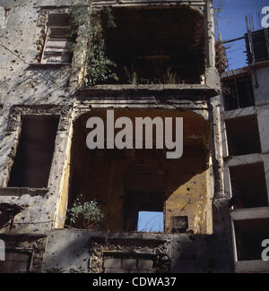 17 juin 2011 - Beyrouth, Liban - Bullet maison endommagée sur la Rue de Damas, Beyrouth la Ligne verte. La morphogénèse de la Ligne verte / guerre civile libanaise 1975-1991.'' à Beyrouth la destruction a eu vingt et un ans, seize ans de guerre et cinq de la démolition et de la reconstruction devrait prendre t Banque D'Images