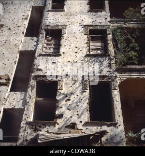 17 juin 2011 - Beyrouth, Liban - Bullet maison endommagée sur la Rue de Damas, Beyrouth la Ligne verte. La morphogénèse de la Ligne verte / guerre civile libanaise 1975-1991.'' à Beyrouth la destruction a eu vingt et un ans, seize ans de guerre et cinq de la démolition et de la reconstruction devrait prendre t Banque D'Images