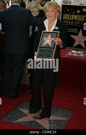 Le 6 mai 2011 - Hollywood, Californie, États-Unis - J15408CHW .Singer Jane Morgan honoré avec étoile sur le Hollywood Walk of Fame. .Hollywood Walk of Fame, Hollywood, CA.05/06/2011 .JANE MORGAN . Crédit Image : 2011(Â© Clinton Wallace/Globe Photos/ZUMAPRESS.com) Banque D'Images