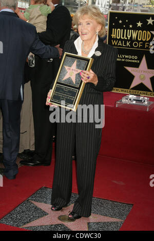 Le 6 mai 2011 - Hollywood, Californie, États-Unis - J15408CHW .Singer Jane Morgan honoré avec étoile sur le Hollywood Walk of Fame. .Hollywood Walk of Fame, Hollywood, CA.05/06/2011 .JANE MORGAN . Crédit Image : 2011(Â© Clinton Wallace/Globe Photos/ZUMAPRESS.com) Banque D'Images