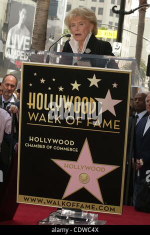 Le 6 mai 2011 - Hollywood, Californie, États-Unis - J15408CHW .Singer Jane Morgan honoré avec étoile sur le Hollywood Walk of Fame. .Hollywood Walk of Fame, Hollywood, CA.05/06/2011 .JANE MORGAN . Crédit Image : 2011(Â© Clinton Wallace/Globe Photos/ZUMAPRESS.com) Banque D'Images