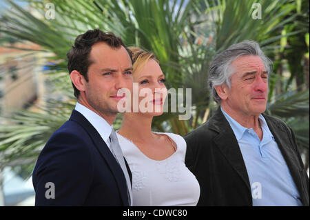 Mai 11,2011.Festival de Cannes.Photo : l-r membres du jury du Festival : l'acteur anglais Jude Law,actrice Uma Thurman et Robert De Niro . Banque D'Images