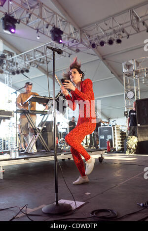 Avril 16, 2011 - Indio, California, États-Unis - Yelle effectue au Coachella 2011 Music and Arts Festival tenu à l'Empire Polo Field, Indio en Californie. (Crédit Image : © Gerry Maceda/ZUMAPRESS.com) Southcreek/mondial Banque D'Images