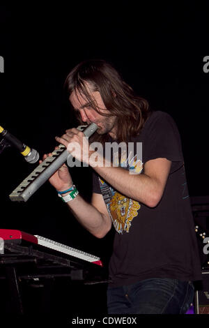 17 avril 2011 - Indio, California, États-Unis - Ratatat en prestation au Coachella 2011 Music and Arts Festival tenu à l'Empire Polo Club à Indio, en Californie. (Crédit Image : © Gerry Maceda/ZUMAPRESS.com) Southcreek/mondial Banque D'Images