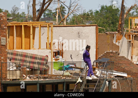 30 avril 2011 - Tuscaloosa, Al, États-Unis - Un résident de l'Alberta devant sa maison endommagée. Une tornade dévastatrice est passé par Tuscaloosa, Al le 27 avril 2011. (Crédit Image : © Jason Clark/ZUMAPRESS.com) Southcreek/mondial Banque D'Images