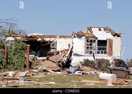 30 avril 2011 - Tuscaloosa, Al, États-Unis - une maison endommagée dans la communauté de Holt. Une tornade dévastatrice est passé par Tuscaloosa, Al le 27 avril 2011. (Crédit Image : © Jason Clark/ZUMAPRESS.com) Southcreek/mondial Banque D'Images