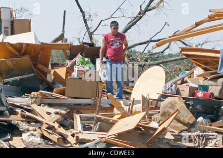 30 avril 2011 - Tuscaloosa, Al, États-Unis - un propriétaire d'une recherche dans les décombres après une tornade dévastatrice est passé par Tuscaloosa, Al le 27 avril 2011. (Crédit Image : © Jason Clark/ZUMAPRESS.com) Southcreek/mondial Banque D'Images