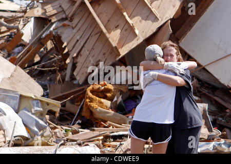 30 avril 2011 - Tuscaloosa, Al, États-Unis - Un propriétaire est consolé par un(e) ami(e). Une tornade dévastatrice est passé par Tuscaloosa, Al le 27 avril 2011. (Crédit Image : © Jason Clark/ZUMAPRESS.com) Southcreek/mondial Banque D'Images