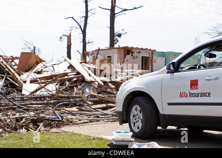 30 avril 2011 - Tuscaloosa, Al, États-Unis - un représentant d'assurance était dans le voisinage de Holt de parler aux propriétaires. Une tornade dévastatrice est passé par Tuscaloosa, Al le 27 avril 2011. (Crédit Image : © Jason Clark/ZUMAPRESS.com) Southcreek/mondial Banque D'Images