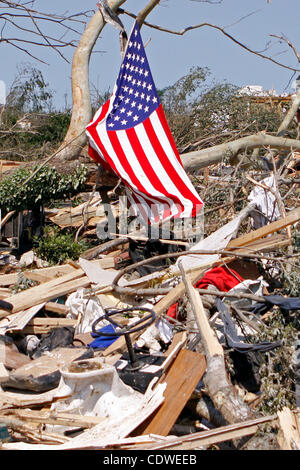 30 avril 2011 - Tuscaloosa, Al, États-Unis - à travers les décombres, le drapeau vole toujours. Une tornade dévastatrice est passé par Tuscaloosa, Al le 27 avril 2011. (Crédit Image : © Jason Clark/ZUMAPRESS.com) Southcreek/mondial Banque D'Images